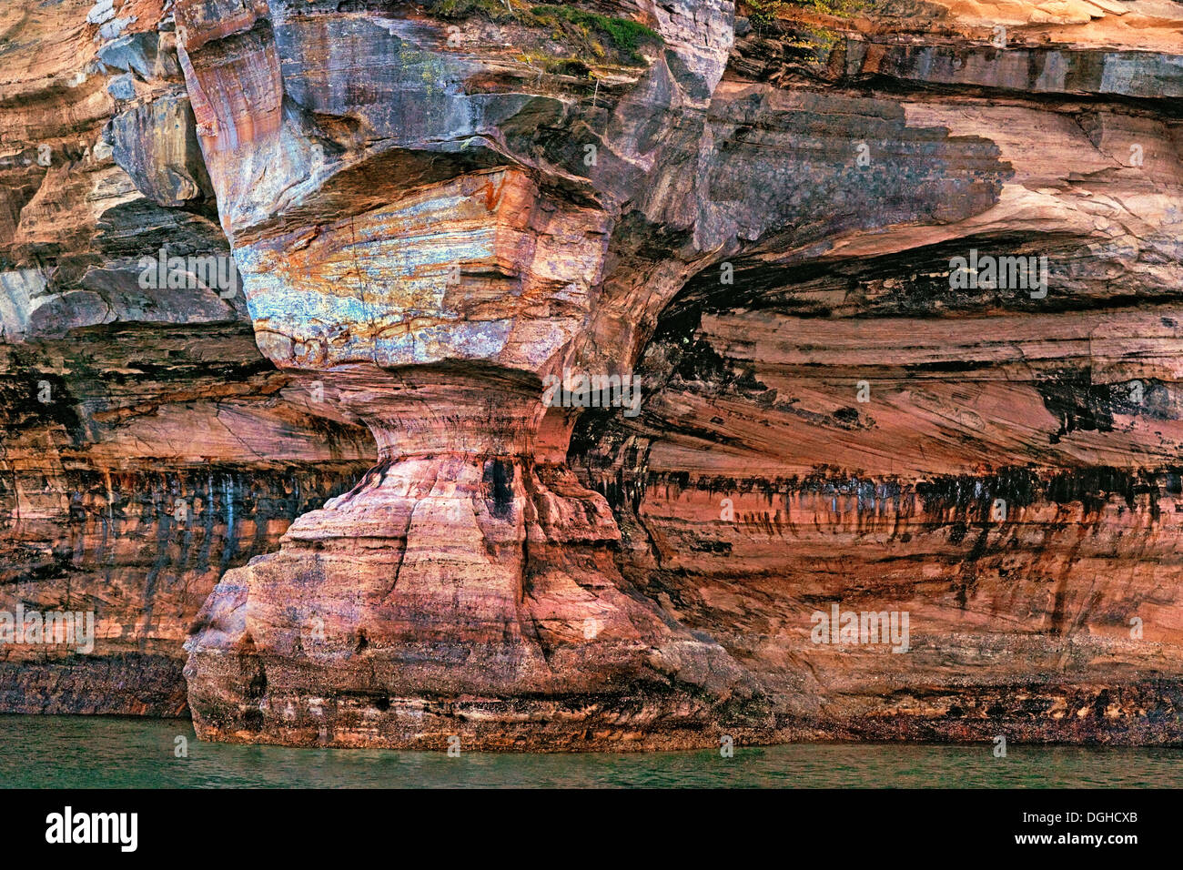 Colori spettacolari in scogliere di arenaria a Pictured Rocks National Lakeshore nella Penisola Superiore del Michigan.. Foto Stock