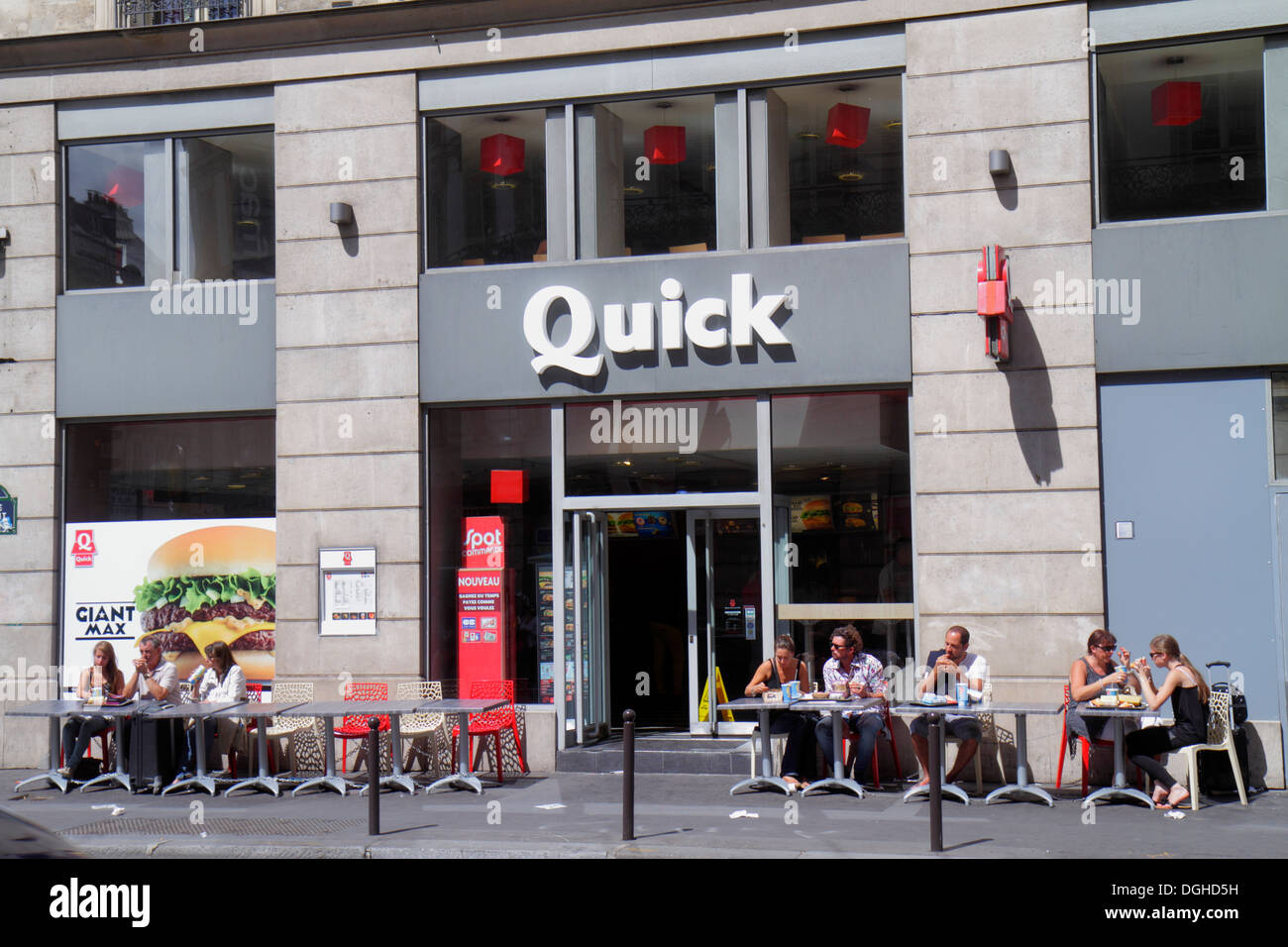 Parigi Francia,9 ° arrondissement,Rue d'Amsterdam,Quick de Saint Lazare,ristorante ristoranti ristorazione caffè caffè, cucina, cibo, fast food, di fronte,entra Foto Stock
