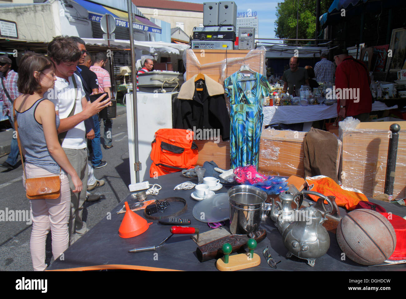 Parigi Francia,Europa,Francese,18° arrondissement,Les Marche aux Puces de Saint-Ouen,Puces Flea shopping shopper shopping negozi di mercato mercati marke Foto Stock