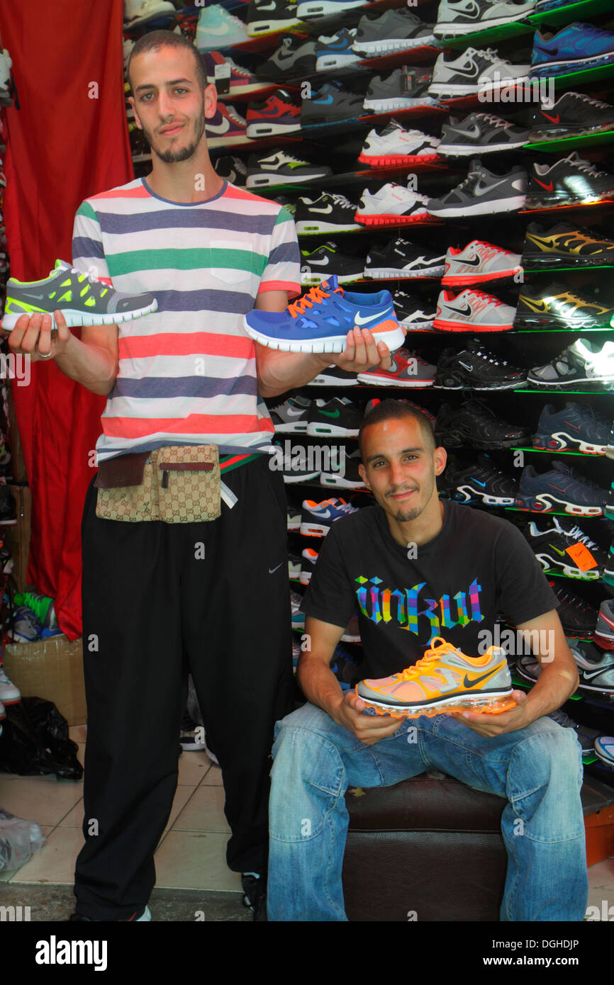 Parigi Francia,° arrondissement,Les Marche aux Puces de Saint-Ouen,Puces Flea shopping shopper negozi negozi mercati di vendita al dettaglio Foto Stock