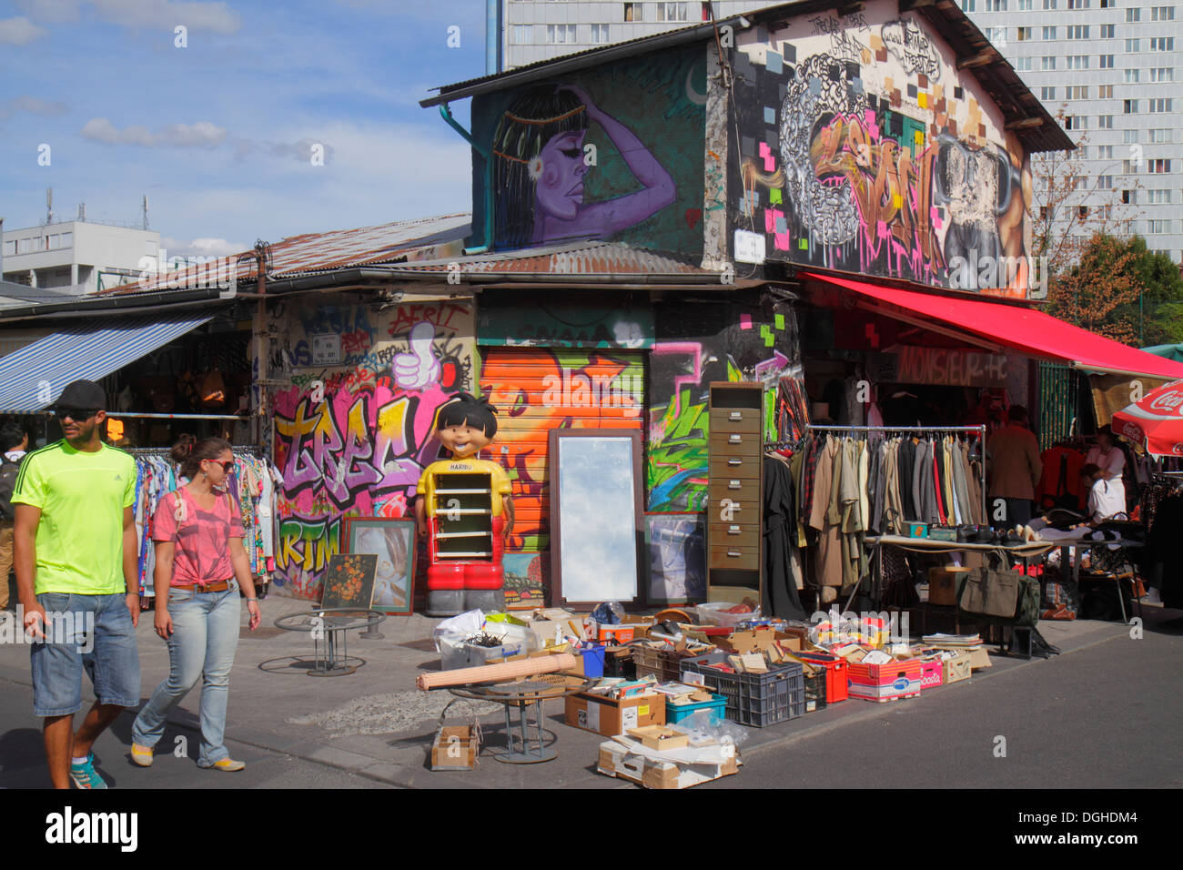 Parigi Francia,18° arrondissement,Les Marche aux Puces de Saint-Ouen,Puces Flea shopping shopper shopping negozi di vendita al mercato, negozi di vendita, negozi Foto Stock
