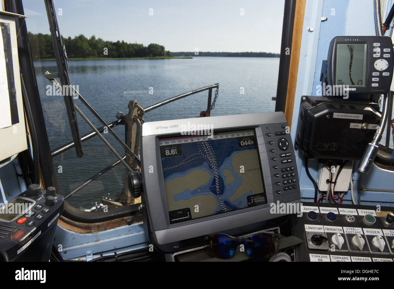 Mappa GPS in cabina di controllo sulla barca, vicino Hargshamn, Mar Baltico, la Contea di Uppsala, Svezia, giugno Foto Stock