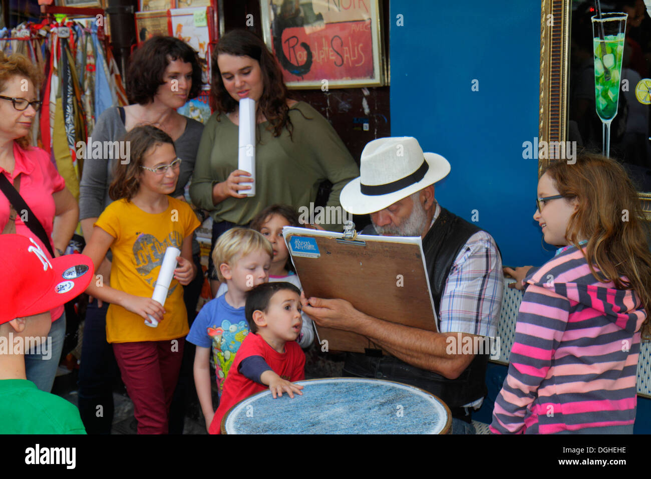 Parigi Francia,18° arrondissement,Montmarre,Place du Tertre,uomo uomo maschio,disegnatore,disegno,ragazzo ragazzi ragazza maschio,ragazze femmina bambini,curioso,Fr Foto Stock