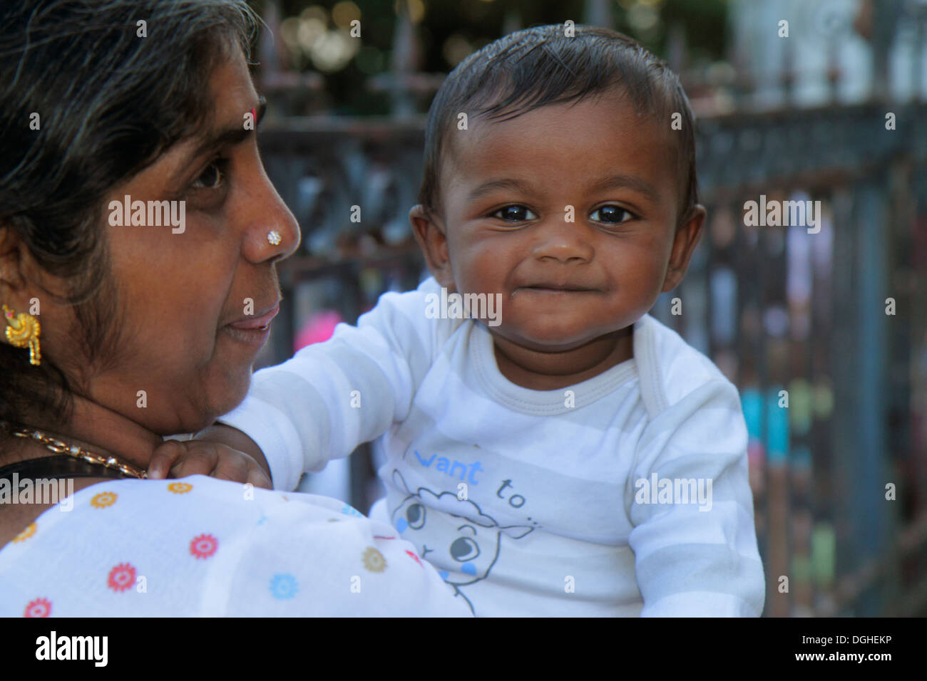 Parigi Francia,18 ° arrondissement,Montmatre,Asian Indian,Hindu,bindi,adult,adults,donna femminile donne,madre,ragazzo ragazzi maschi bambini figlio,baby bebè Foto Stock