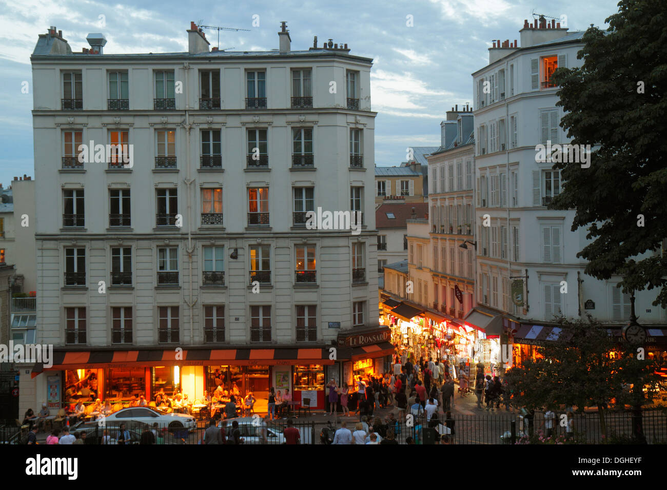 Parigi Francia,18° arrondissement,Montmatre,Place Saint St. Pierre,Rue de Steinkerque,vista da Square Louise Michel,serata notturna,shopping shopper sho Foto Stock