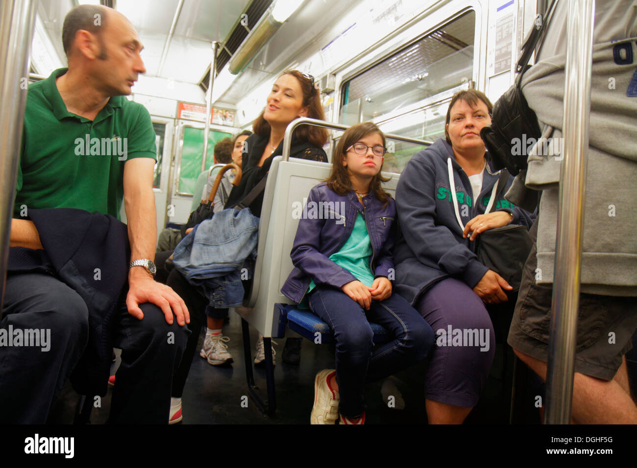 Parigi Francia,Europa,Francese,9° arrondissement,Saint St. Georges Metro Station linea 12,metropolitana,treno,trasporto pubblico,passeggeri,cabina,sitin Foto Stock