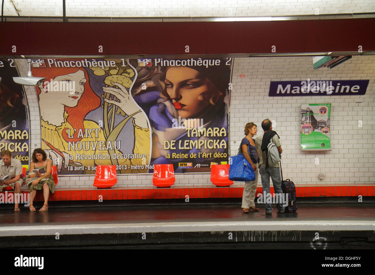 Parigi Francia,Europa,Francese,8° arrondissement,Madeleine Metro Station linea 8 12 14,metropolitana,treno,trasporti pubblici,piattaforma,affissione pubblicità Foto Stock