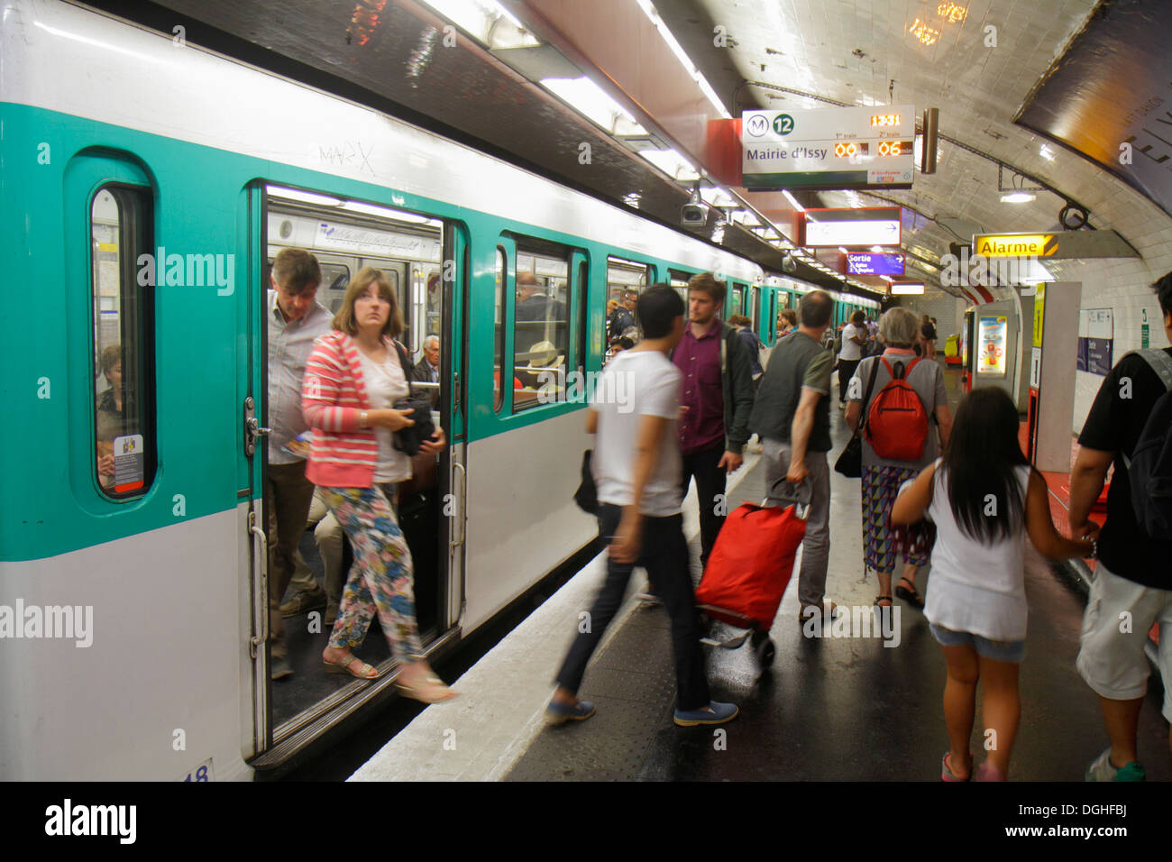 Parigi Francia,8° arrondissement,Madeleine Metro Station linea 8 12 14,metropolitana,treno,piattaforma,passeggeri passeggeri motociclisti,riders,treno auto,passenge Foto Stock