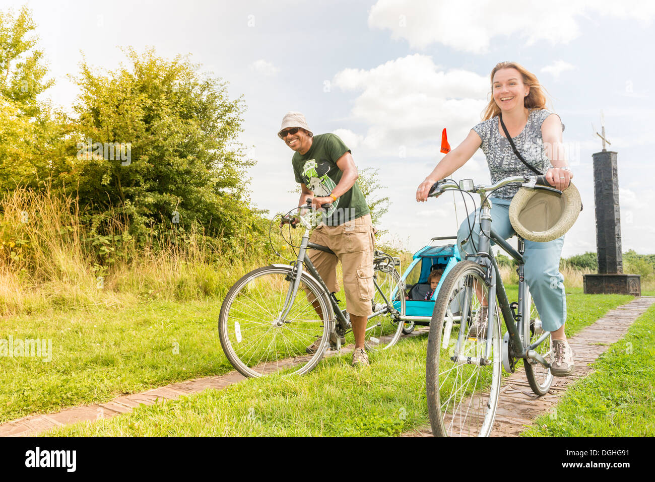 Persone in bicicletta in città Telford Park Foto Stock