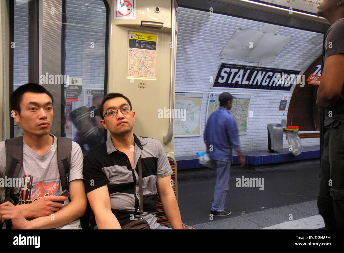 Parigi Francia,Europa,Francese,10° arrondissement,Stalingrad Metro Station linea 2 5 7,metropolitana,treno,trasporti pubblici,passeggeri,passeggeri Foto Stock