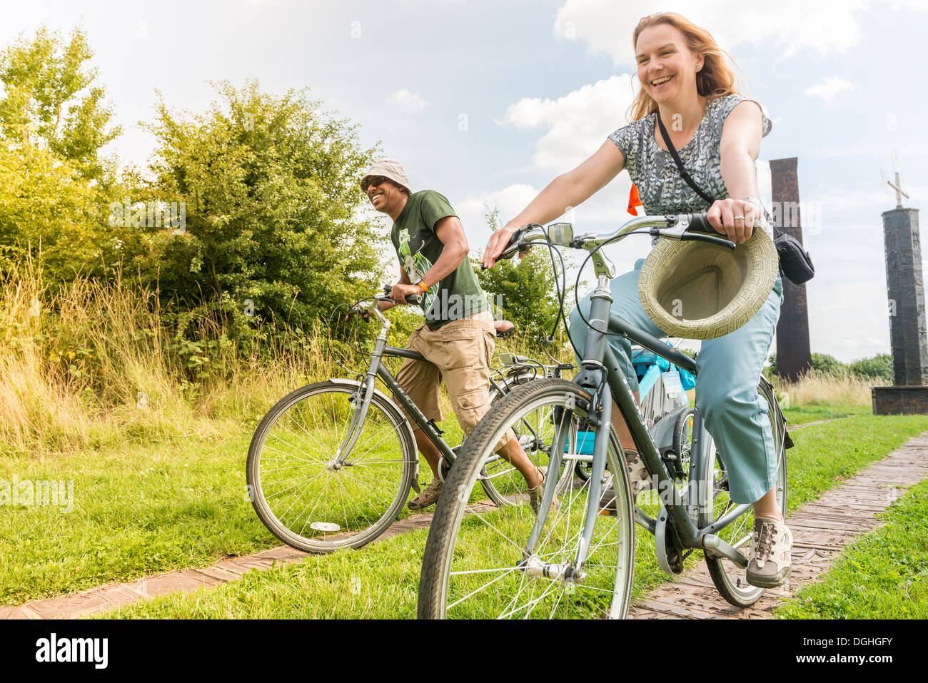 Persone in bicicletta in città Telford Park Foto Stock