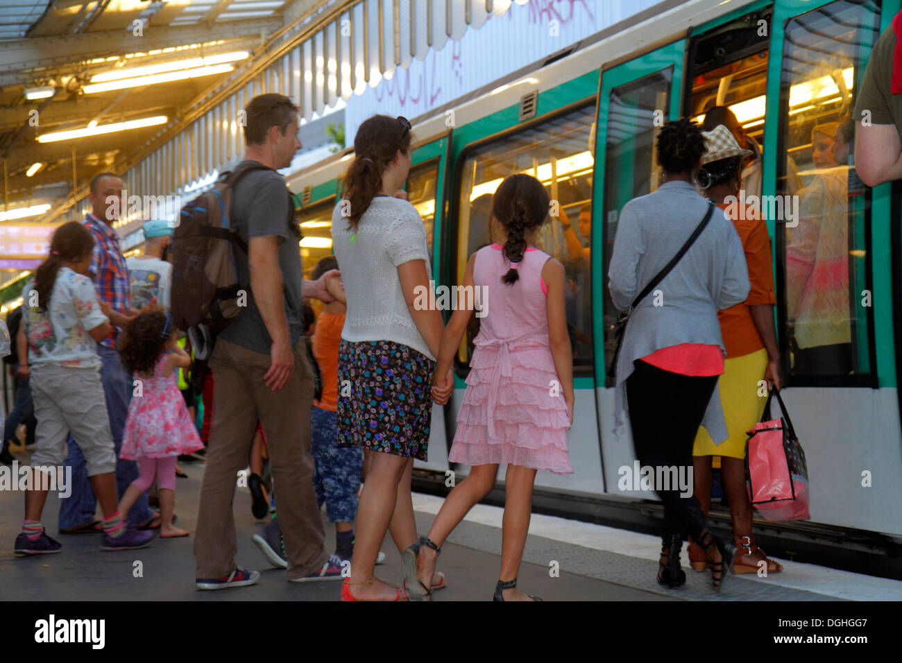 Parigi Francia,Europa,Francese,10° arrondissement,Jaures Metro Station linea 2 5 7,metropolitana,treno,trasporti pubblici,passeggeri,passeggeri sbarazzati Foto Stock