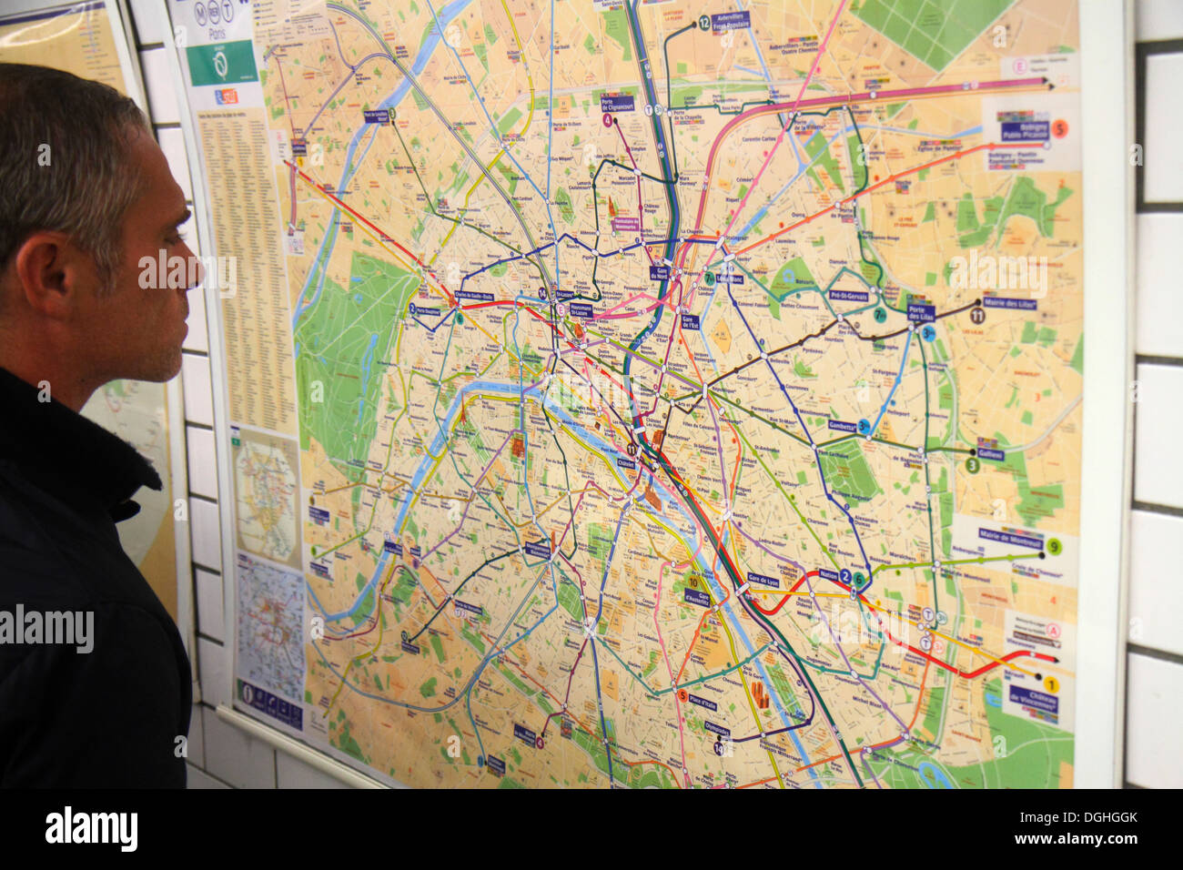 Parigi Francia,9 ° arrondissement,Pigalle Metro Station linea 2 12,metropolitana,treno,rider,passeggeri passeggeri rider riders,uomo uomini maschio,guardando,syst Foto Stock