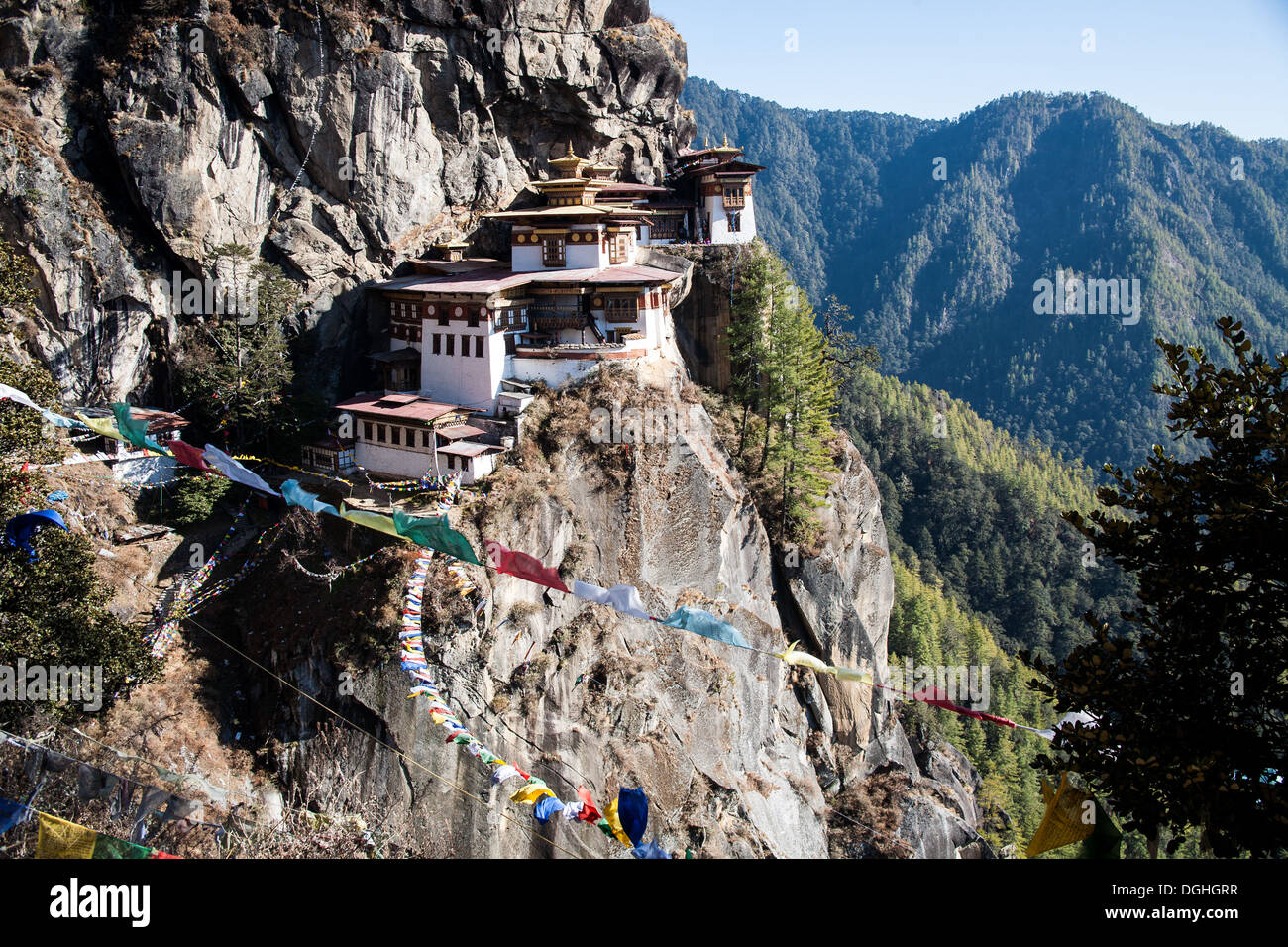 La vista di Taktsang (Tigers Lair) monastero. Appollaiato precariamente sul lato di una scogliera, Paro Valley Bhutan. Foto Stock