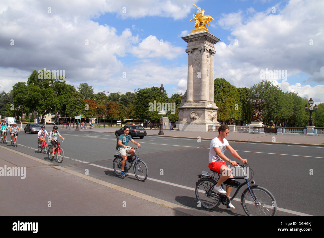 Parigi Francia,Fiume Senna,Pont Alexandre III,ponte,lampade Art Nouveau,statua dorata,uomo uomo maschio,bicicletta,bicicletta,equitazione,ciclismo,ciclista,biciclette,ciclisti, Foto Stock