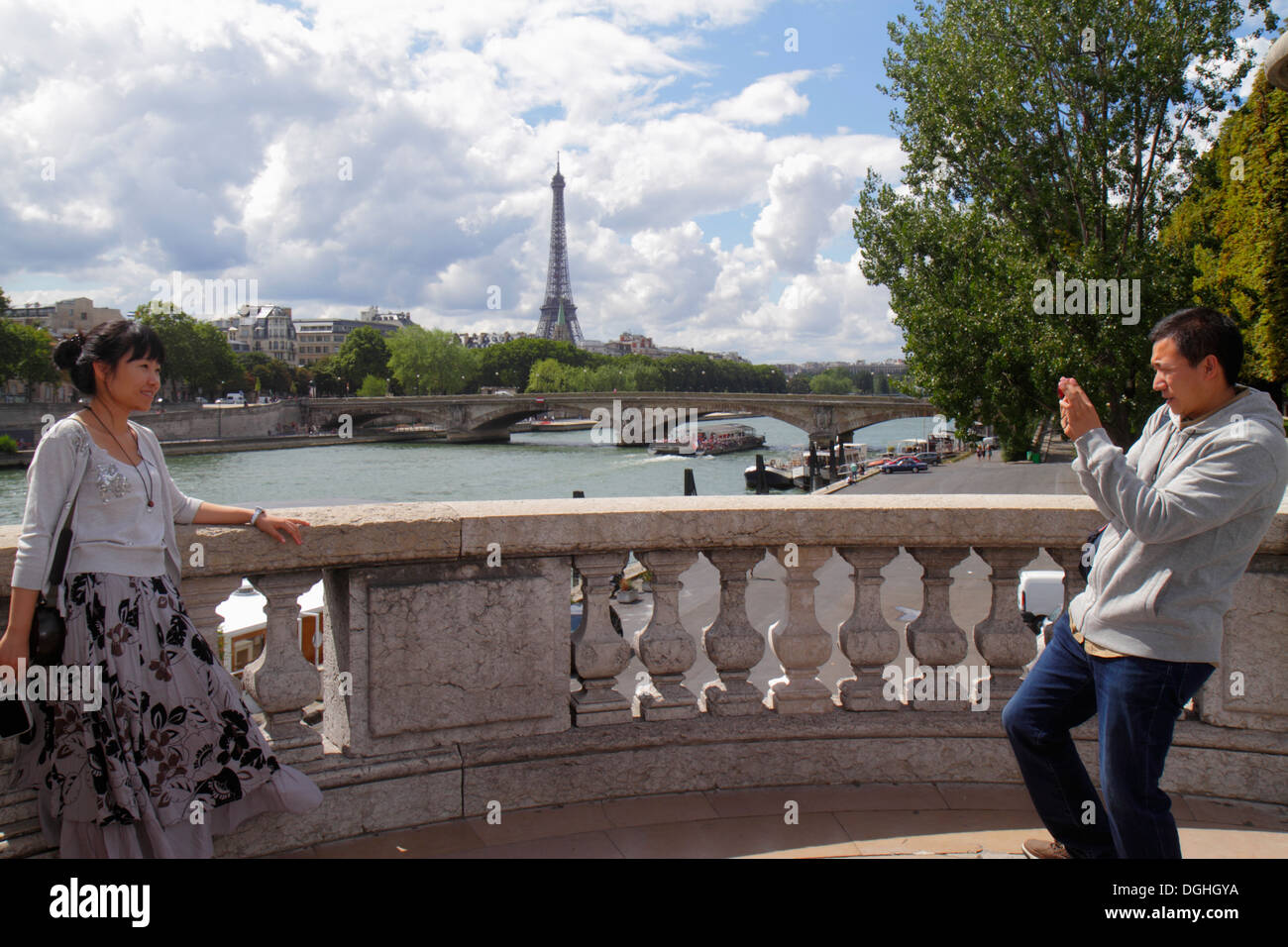 Parigi Francia,Europa,Francese,Senna,Pont Alexandre III,ponte,Torre Eiffel,Asiatica Asiatica Asiatica Asiatica immigrati etnici minoranza,adulti uomo Foto Stock