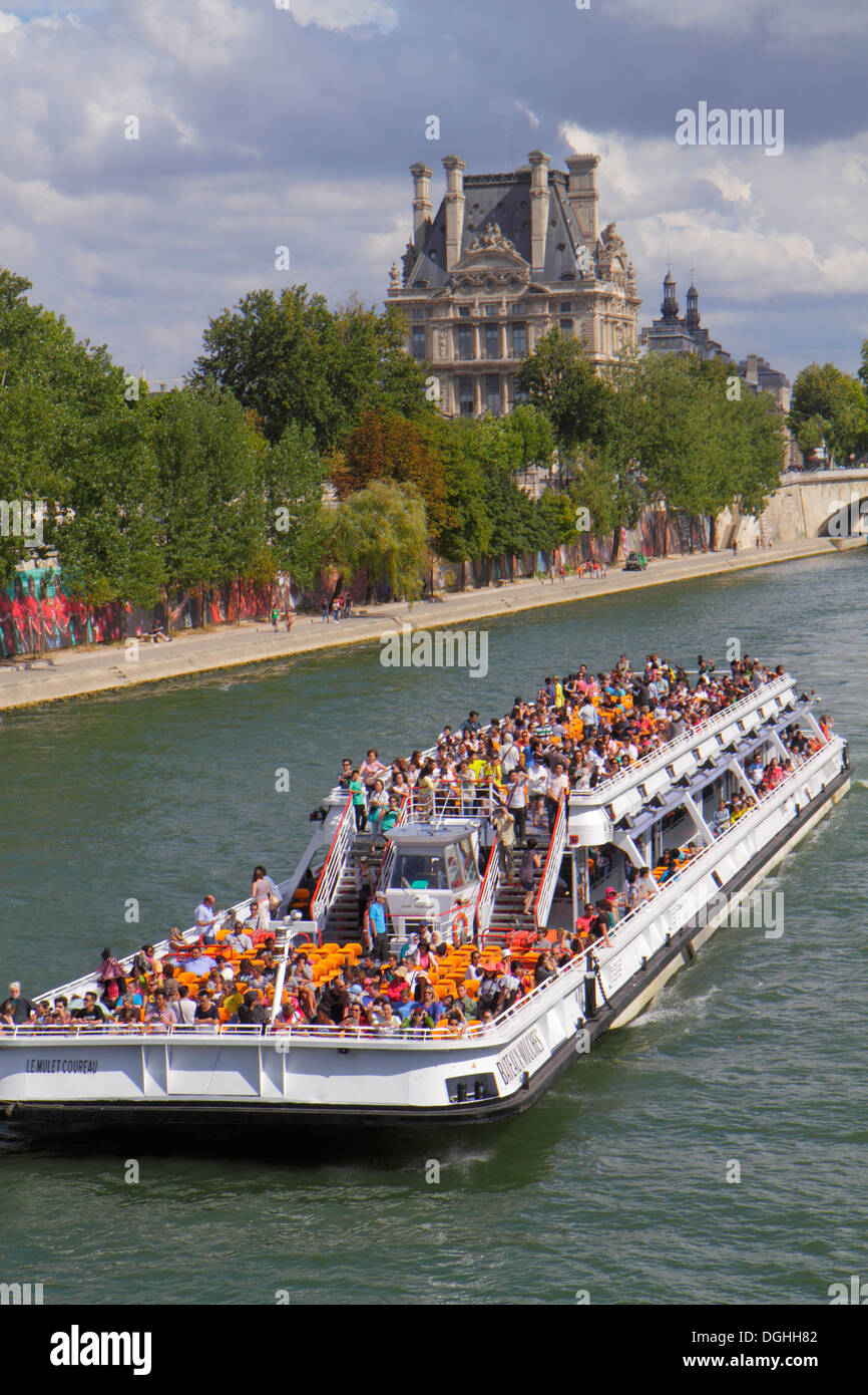 Parigi Francia,Europa,Francese,acqua della Senna,la Rive Gauche,Rive Gauche,Berges de Seine,Hôtel de Ville,amministrazione locale della città,edificio,Bateau Mouche, Foto Stock