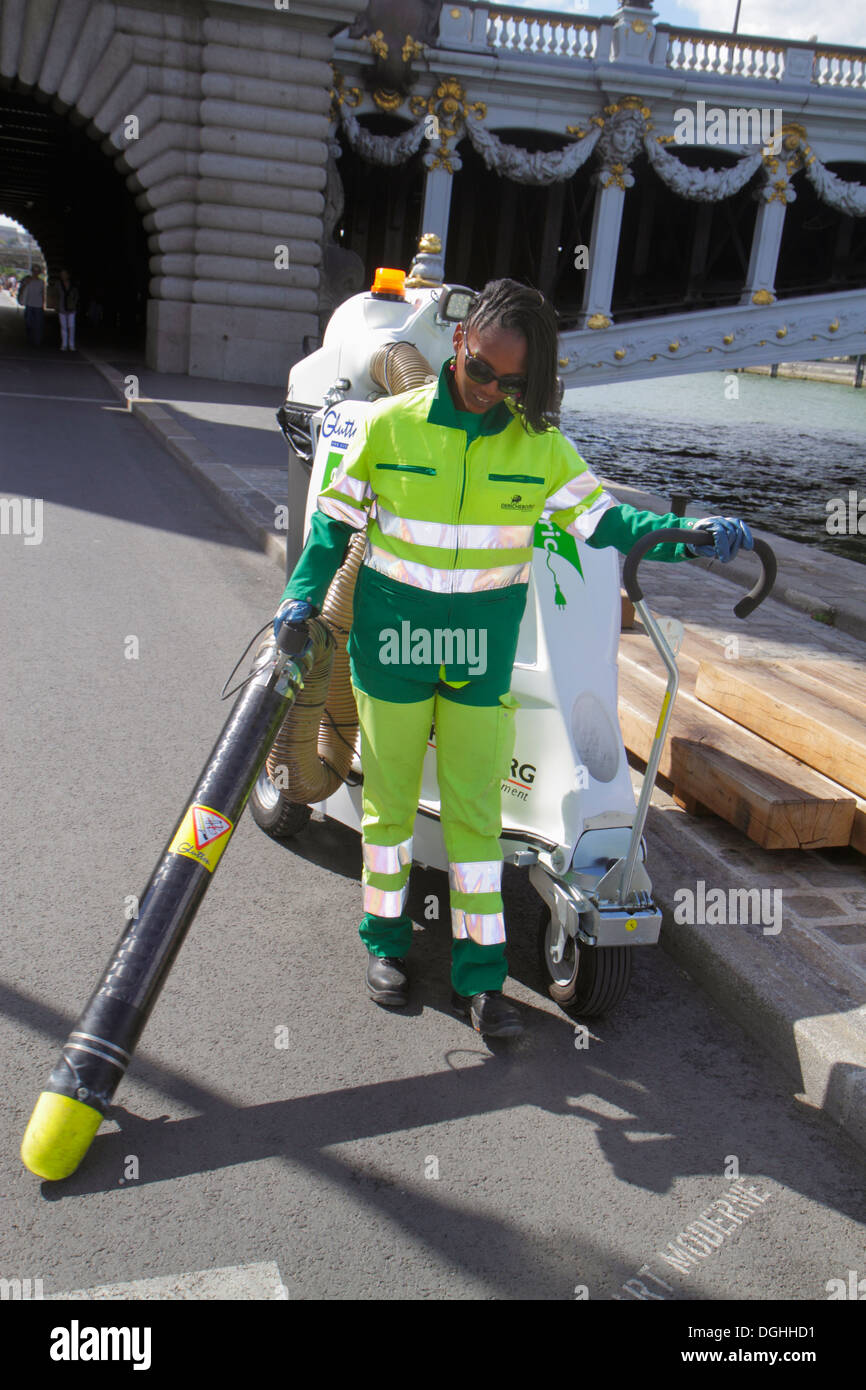 Parigi Francia,Fiume Senna,la Rive Gauche,Rive Gauche,Berges de Seine,Pont Alexandre III,ponte,Adulti neri,adulti,donne donne immigrate,vuoto,zio Foto Stock