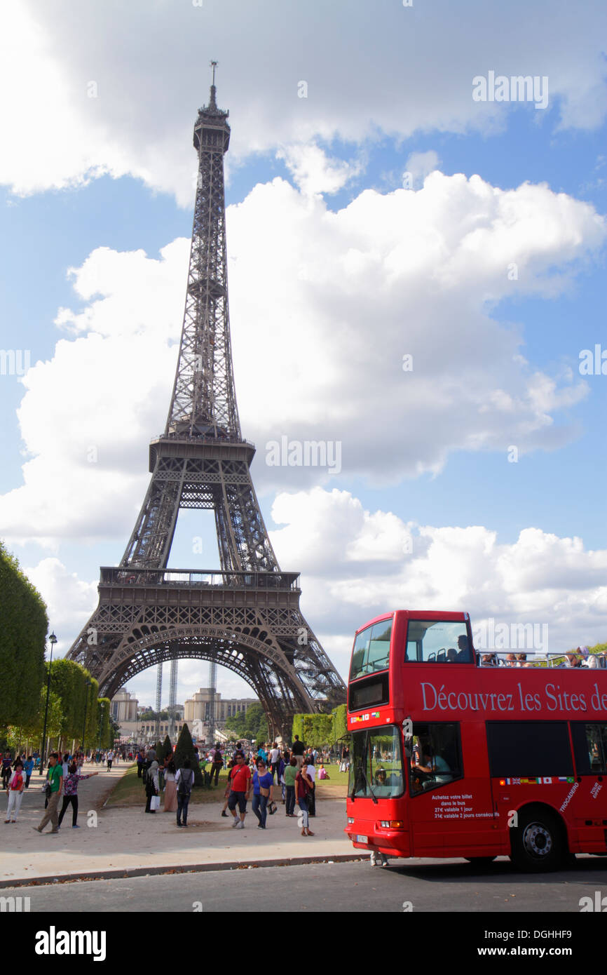 Parigi Francia,7° arrondissement,Parc du Champ de Mars,Avenue Joseph Bouvard,Torre Eiffel,autobus a due piani,pullman,charter,rosso,France130819129 Foto Stock