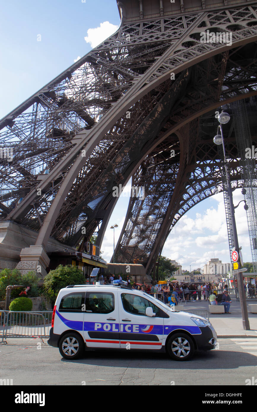 Parigi Francia,7° arrondissement,Torre Eiffel,polizia nazionale,auto,veicolo,France130819132 Foto Stock