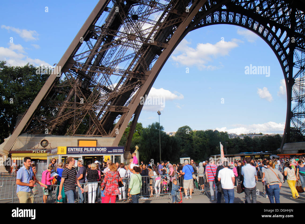 Parigi Francia,7° arrondissement,Torre Eiffel,base,gamba,pilastro,folla,coda,linea,France130819145 Foto Stock
