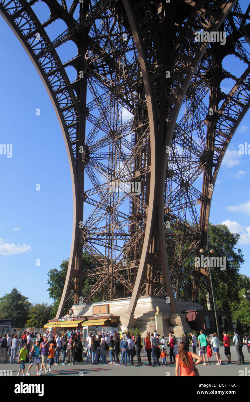 Parigi Francia,Europa,Francese,7th circondario,Torre Eiffel,base,gamba,pilastro,coda,linea,visitatori viaggio viaggio turismo turistico punto di riferimento Foto Stock