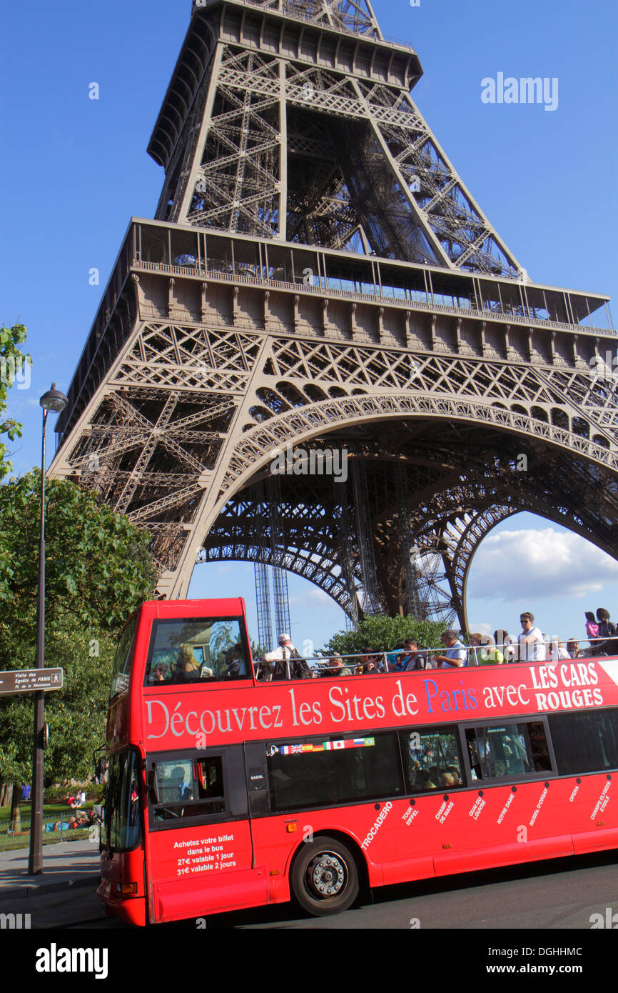 Parigi Francia,Europa,Francese,7° arrondissement,Quai Branly,Torre Eiffel,base,gambe,colonne,noleggio autobus a due piani,rosso,visite turistiche tour Foto Stock