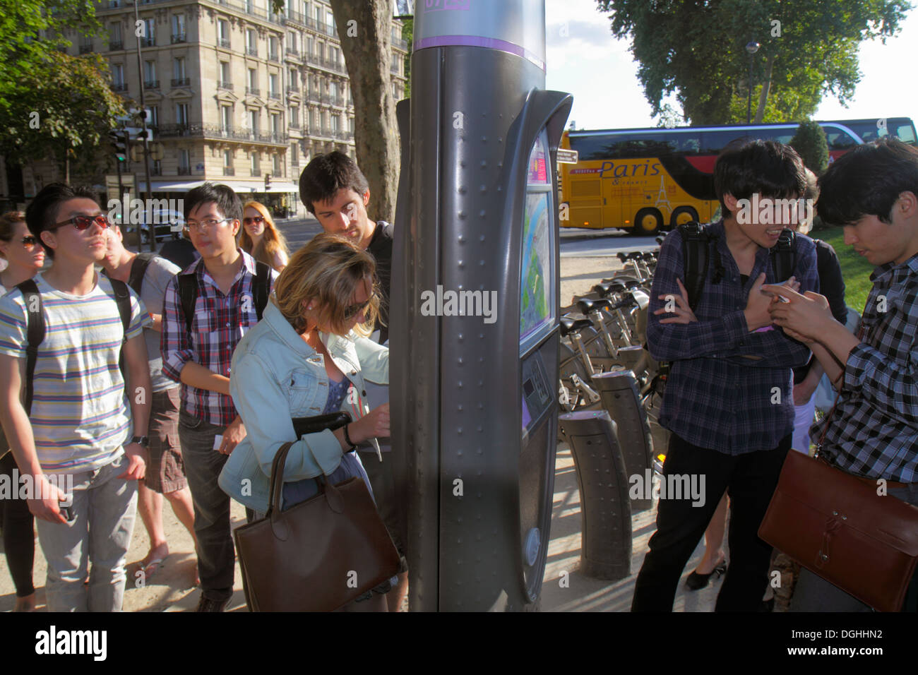 Parigi Francia,Europa,Francese,7° arrondissement,Quai Branly,Velib bike share system,stazione,noleggio biciclette,chiosco,Asian Asians etnia immigrata Foto Stock