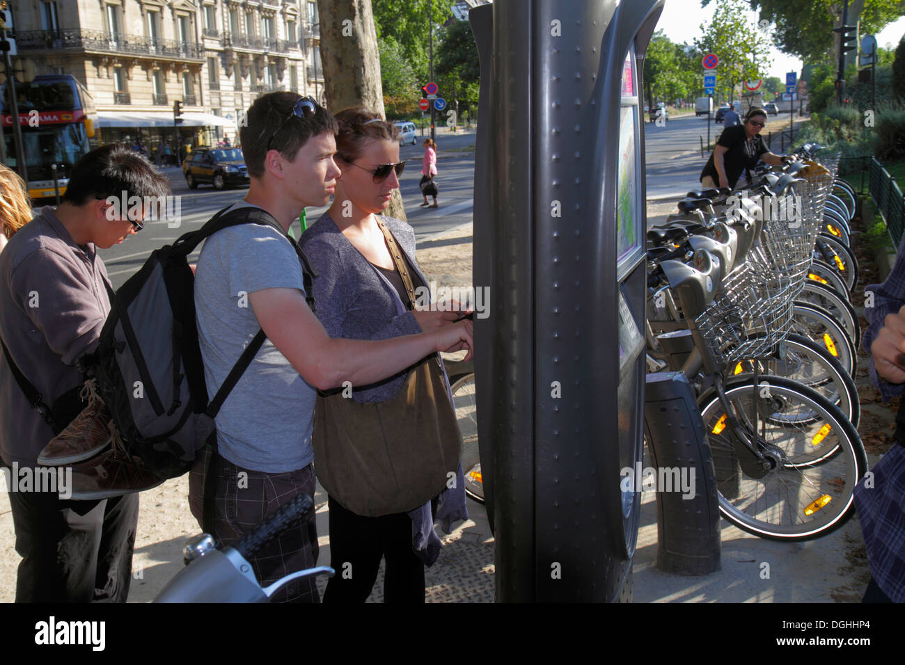 Parigi Francia,7° arrondissement,Quai Branly,Velib bike share system,stazione,noleggio biciclette,uomo uomini maschio,adulto,adulti,donna donna donne,chiosco,self ser Foto Stock