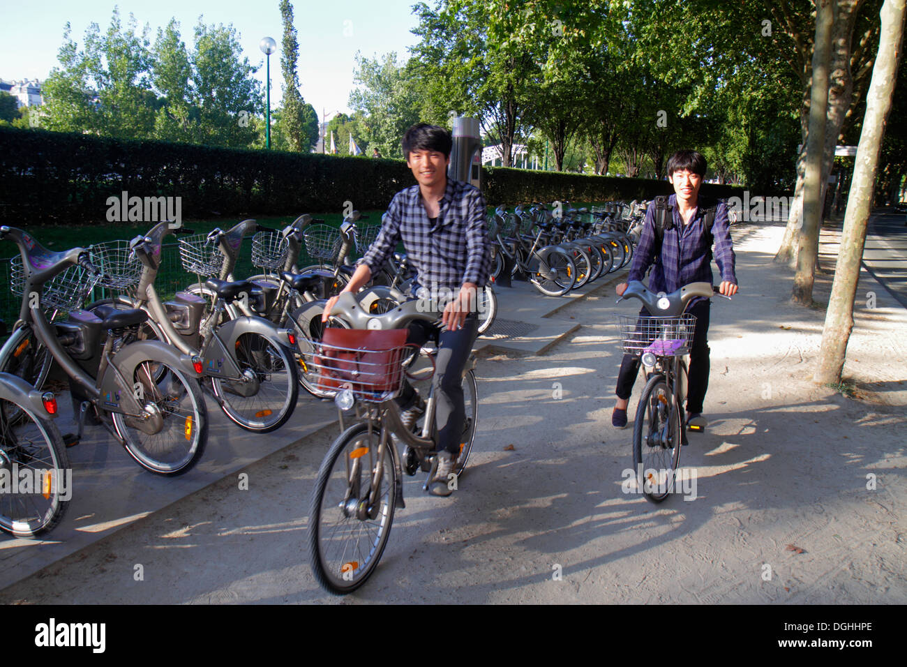 Parigi Francia,7° arrondissement,Quai Branly,Velib bike share system,stazione,noleggio biciclette,uomo asiatico maschio,amici,coppia,coreano,France130819164 Foto Stock