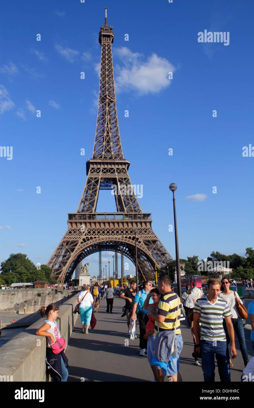 Parigi Francia,Europa,Francese,acqua della Senna,Pont d'Iéna,Ponte Jena,Torre Eiffel,i visitatori viaggiano tour turistico turistico punti di riferimento,cu Foto Stock