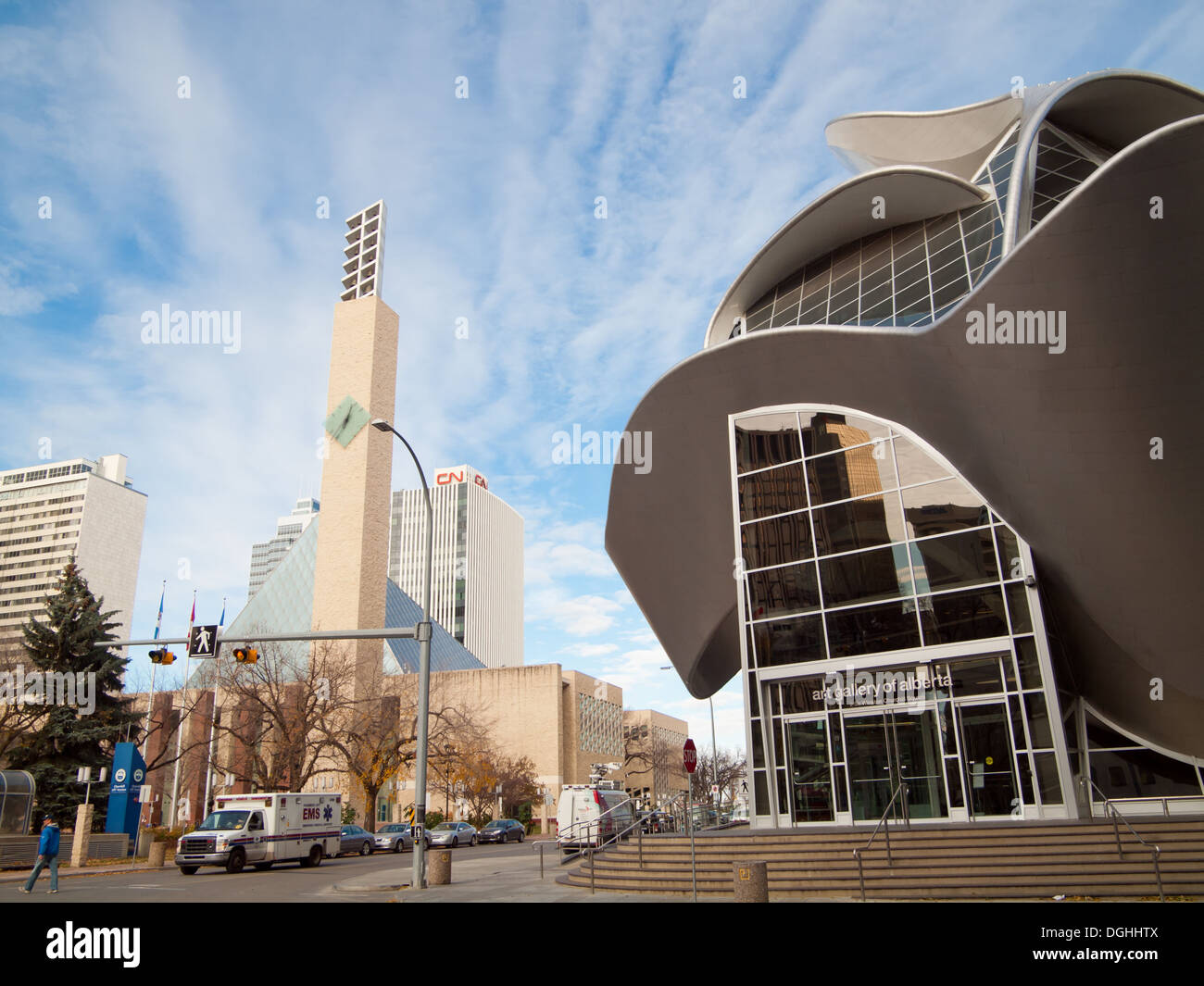 Una vista della Galleria d'Arte di Alberta (AGA) ed Edmonton City Hall di Sir Winston Churchill Square in Edmonton, Alberta, Canada. Foto Stock