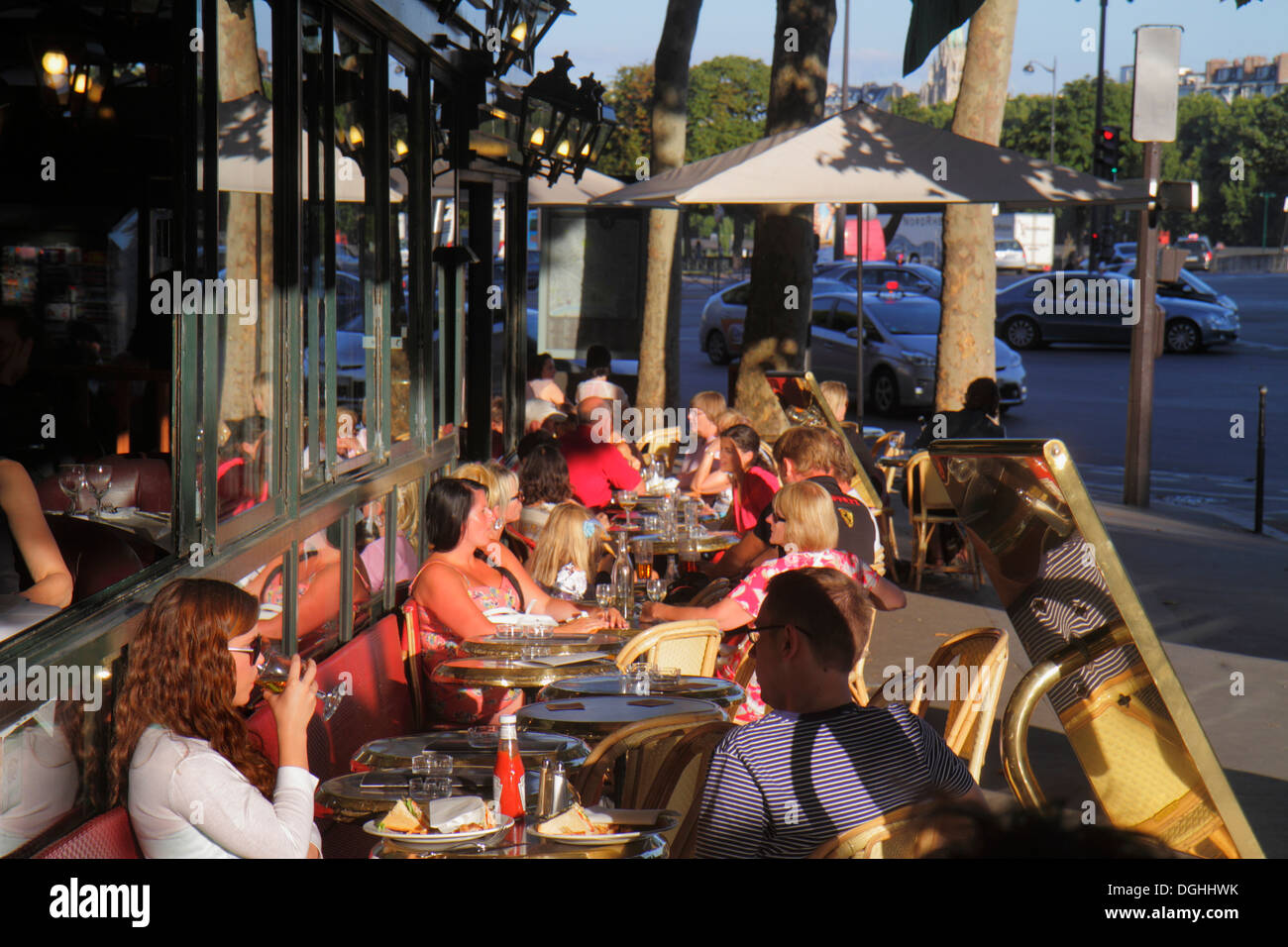 Parigi Francia,Europa,Francese,8th circondario,Place Alma,le Grand Corona,cafe,ristorante ristoranti ristorazione mangiare fuori cafe cafe bistrot,cucina, Foto Stock