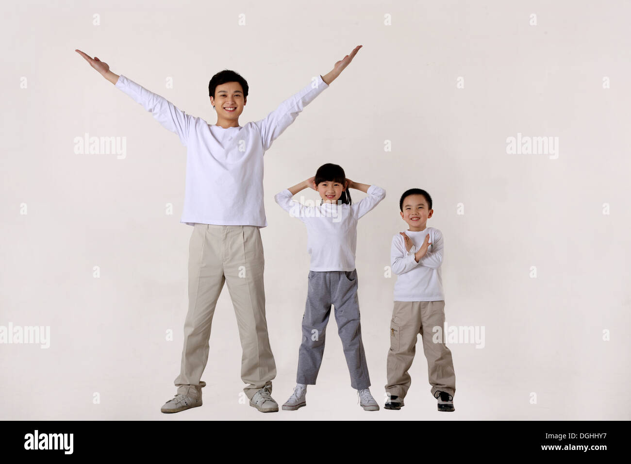 Oriente famiglia asiatica, padre, la figlia e il figlio, fare esercizio Foto Stock