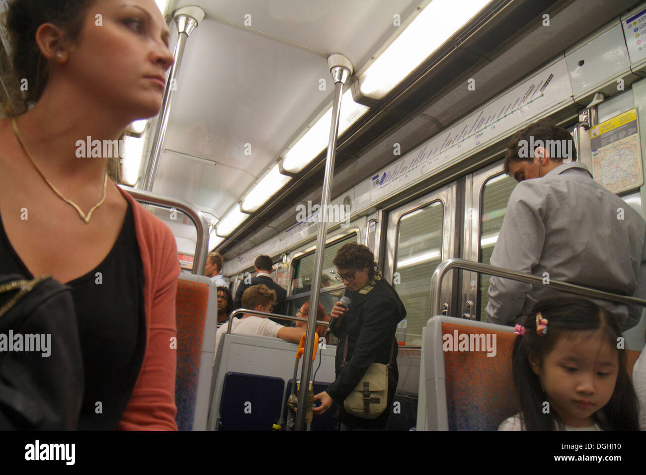 Parigi Francia,Europa,Francese,8° arrondissement,St Stazione della metropolitana di Saint Lazare linea 12, metropolitana, treno, trasporti pubblici, cabina auto treno, passeggeri Foto Stock