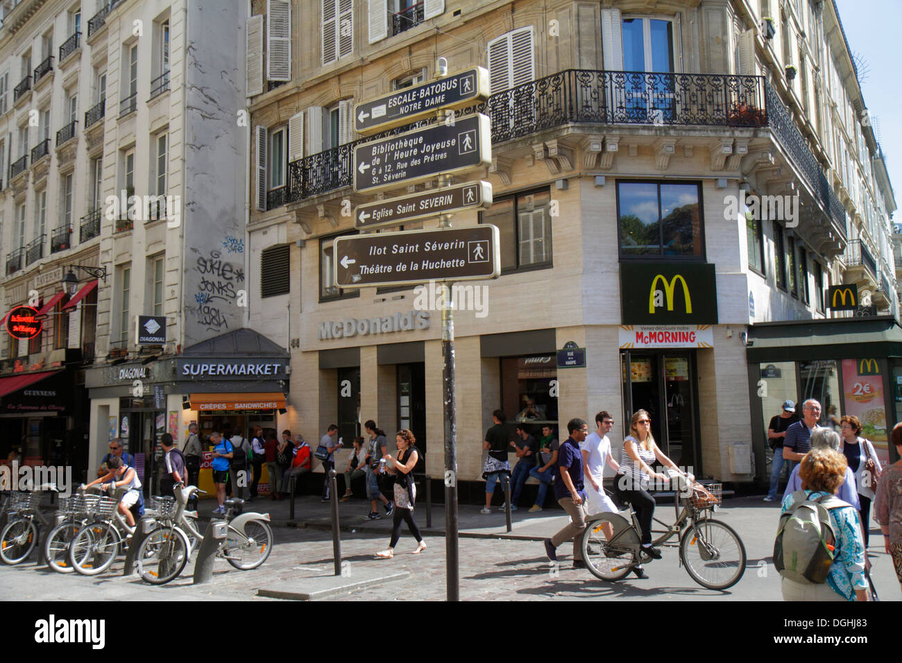 Parigi Francia,5° arrondissement,quartiere Latino,Rive Gauche,sponda sinistra,Boulevard Saint-Germain,McDonald's,hamburger,fast food,ristorante restaur Foto Stock