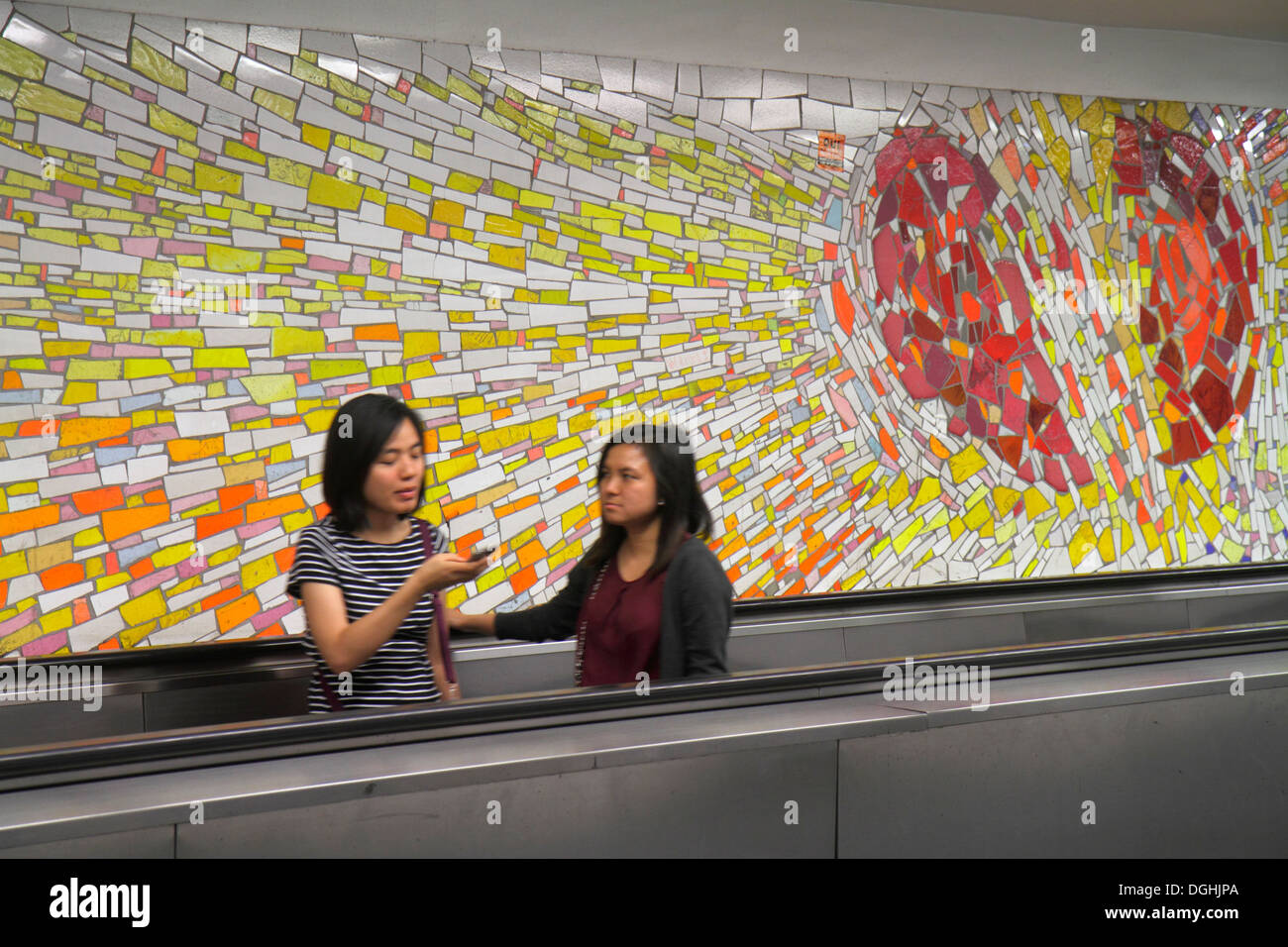 Parigi Francia,5° arrondissement,Cluny la Sorbonne Station linea 10,metropolitana,treno,passerella in movimento,mosaico,arte,murale,asiatico adulto,adulti,donna donna donna femminile,f Foto Stock