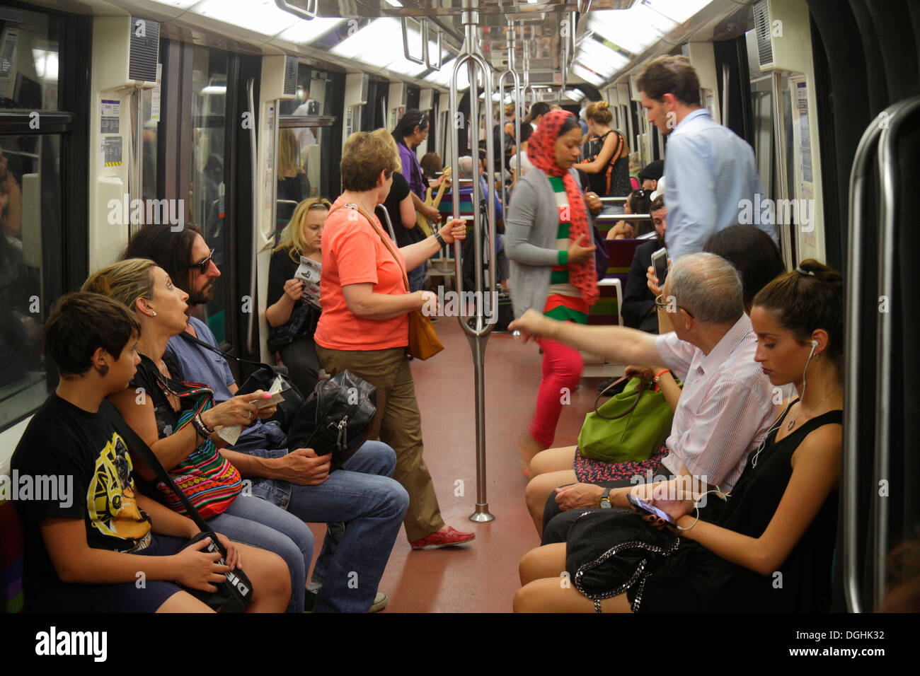 Parigi Francia,Europa,Francese,Hôtel circondario,Stazione della Metropolitana di de Ville linea 1,metropolitana,treno,trasporti pubblici,piattaforma,passeggeri sbarazzati Foto Stock