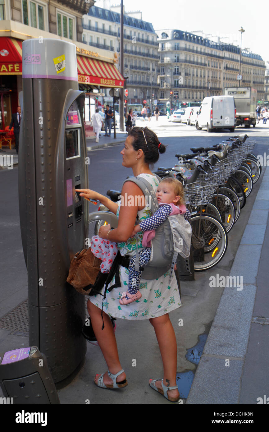 Parigi Francia,9 ° arrondissement,Rue Saint-Lazare,Velib Bike Share System,stazione,adulti,donna donne,madre,ragazza ragazze,giovane,ki femminile Foto Stock