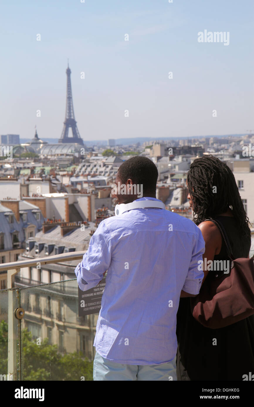 Parigi Francia,9° arrondissement,Boulevard Haussmann,Au Printemps,grandi magazzini,terrazza panoramica,vista skyline della città,Torre Eiffel,uomo nero maschio,annuncio Foto Stock