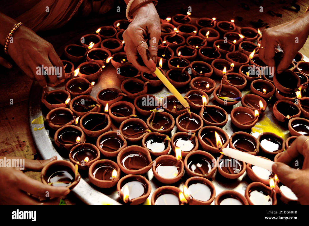 Lampada di illuminazione, candele, mitologia indiana, lampade ad olio, mani, Diya Foto Stock