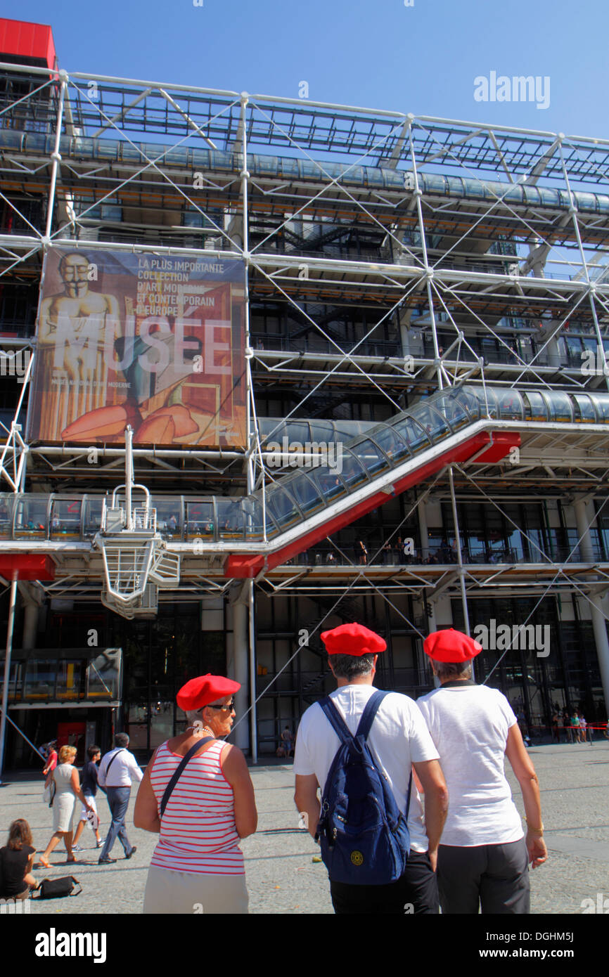 Parigi Francia,4° arrondissement,Centre Georges Pompidou,centro,fronte,esterno,ingresso,uomo uomini maschio,adulto,adulti,donna donna donne,chapeau,ha Foto Stock