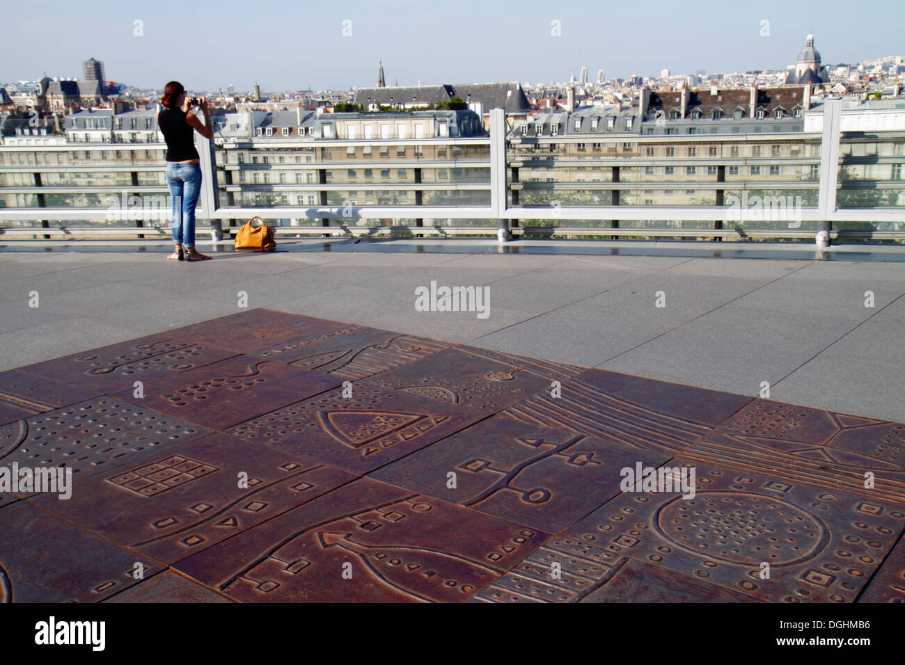 Parigi Francia,5° arrondissement,Arab World Institute,AWI,Institut du Monde Arabe,terrazza panoramica,vista,mosaico,adulti,donna femminile,skyl città Foto Stock