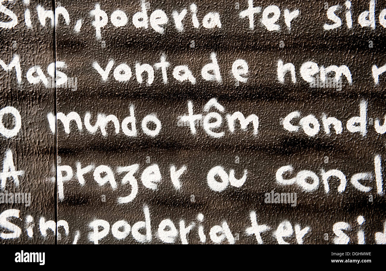 Poesia di Fernando Pessoa scritto su una lavagna, Lisbona, Portogallo, Europa Foto Stock
