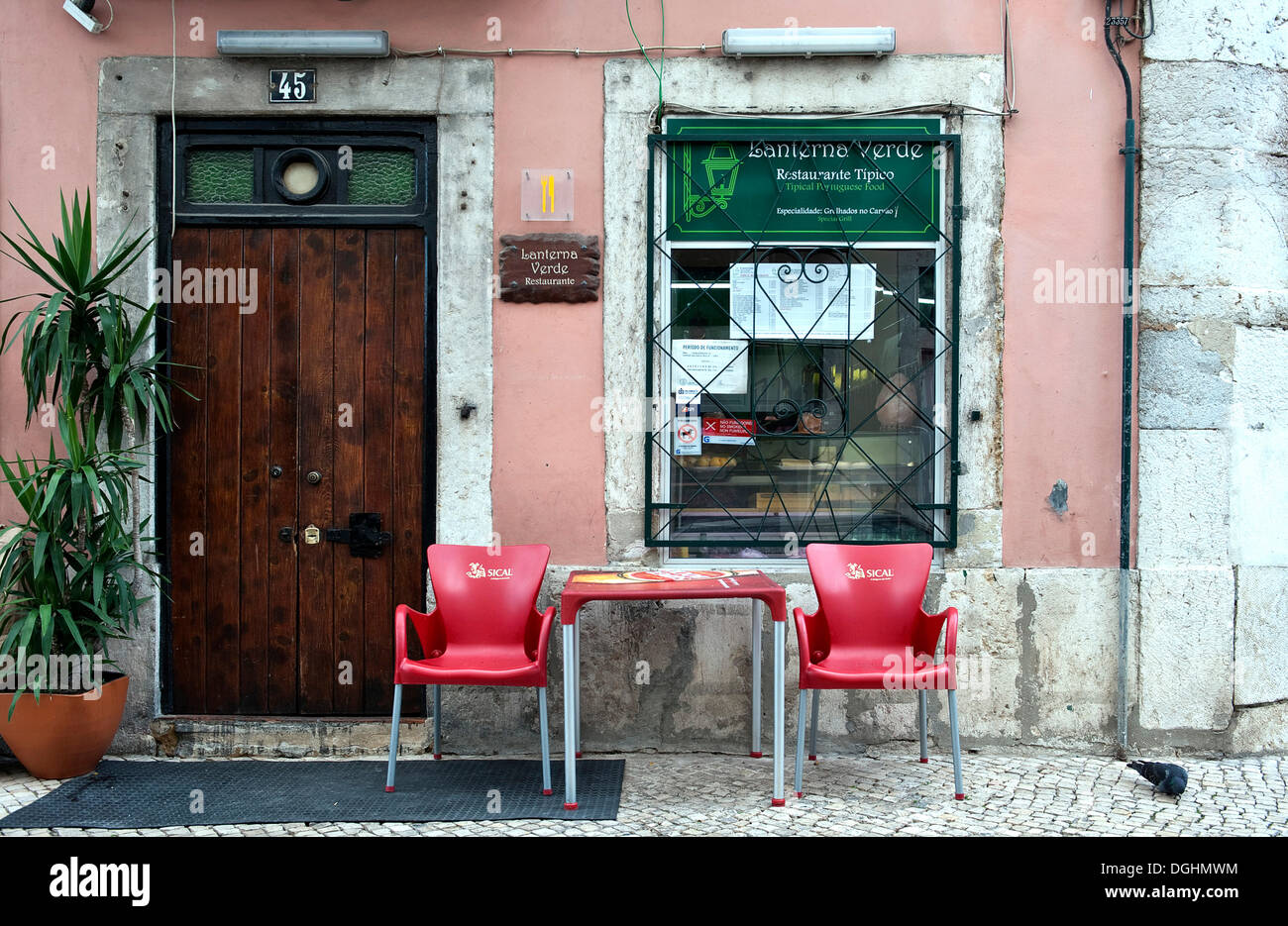 Sedie e tavolo al di fuori di un ristorante nel quartiere di Alfama, Lisbona, Portogallo, Europa Foto Stock