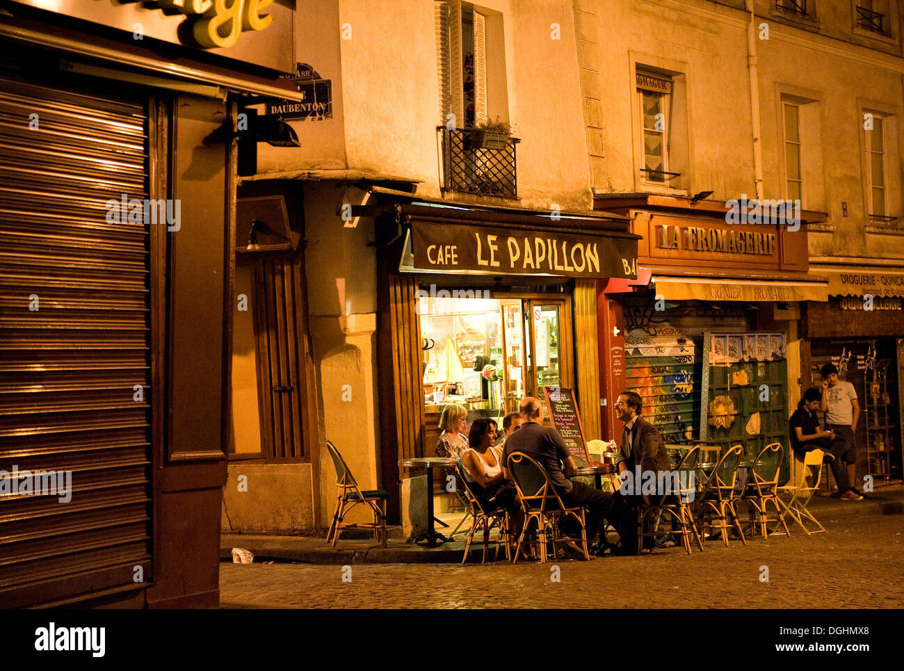 Street café sulla Rue Mouffetard nel Quartier Latin, Parigi, Ile de France, Francia, Europa Foto Stock