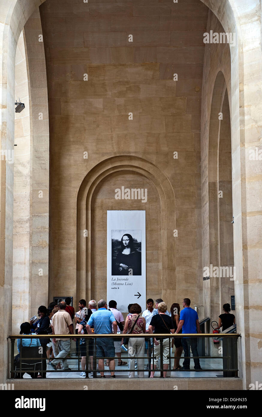 I visitatori e i turisti di fronte al segno di direzione per la Mona Lisa hall nel Musée du Louvre, Parigi Foto Stock