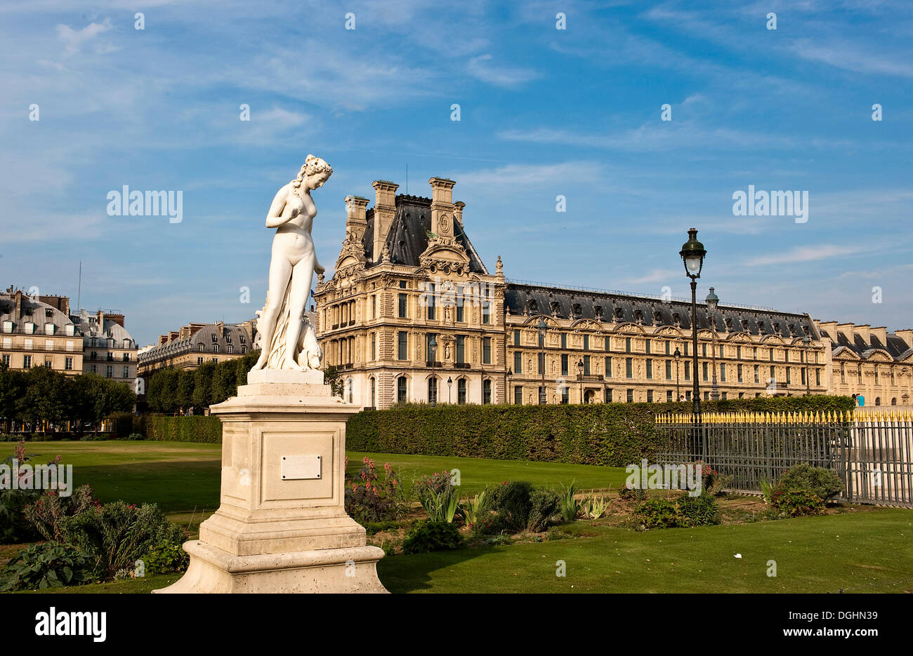 Jardins des Tuileries, il Giardino delle Tuileries e il Louvre, il Musee des Arts Decoratifs museum, Parigi, Ile de France, Francia, Europa Foto Stock