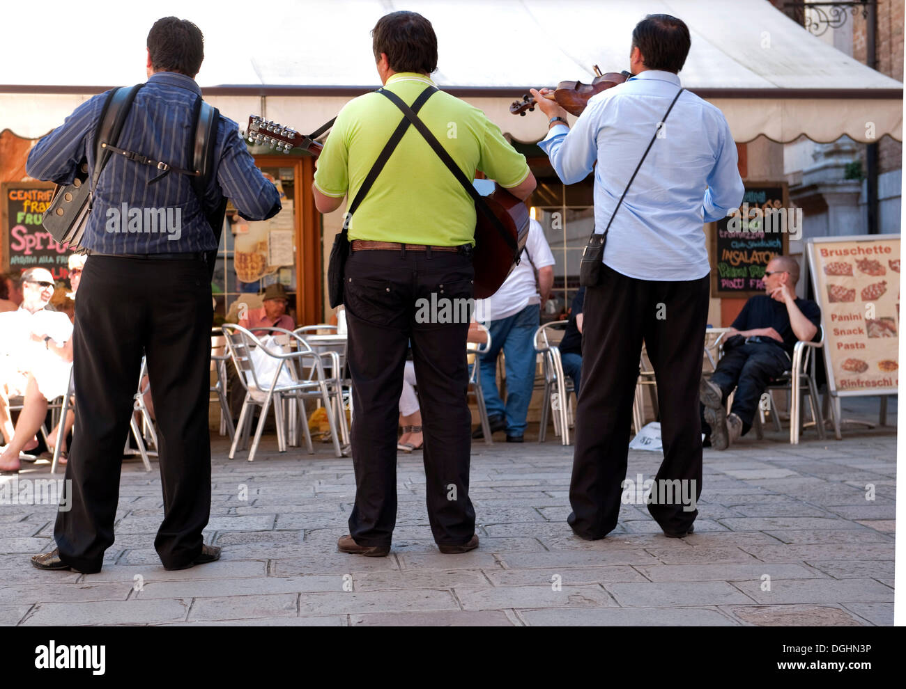 Musicisti di strada davanti a un caffè sul Campiello S. Toma, S. Polo distretto, Venezia, Veneto, Italia, Europa Foto Stock