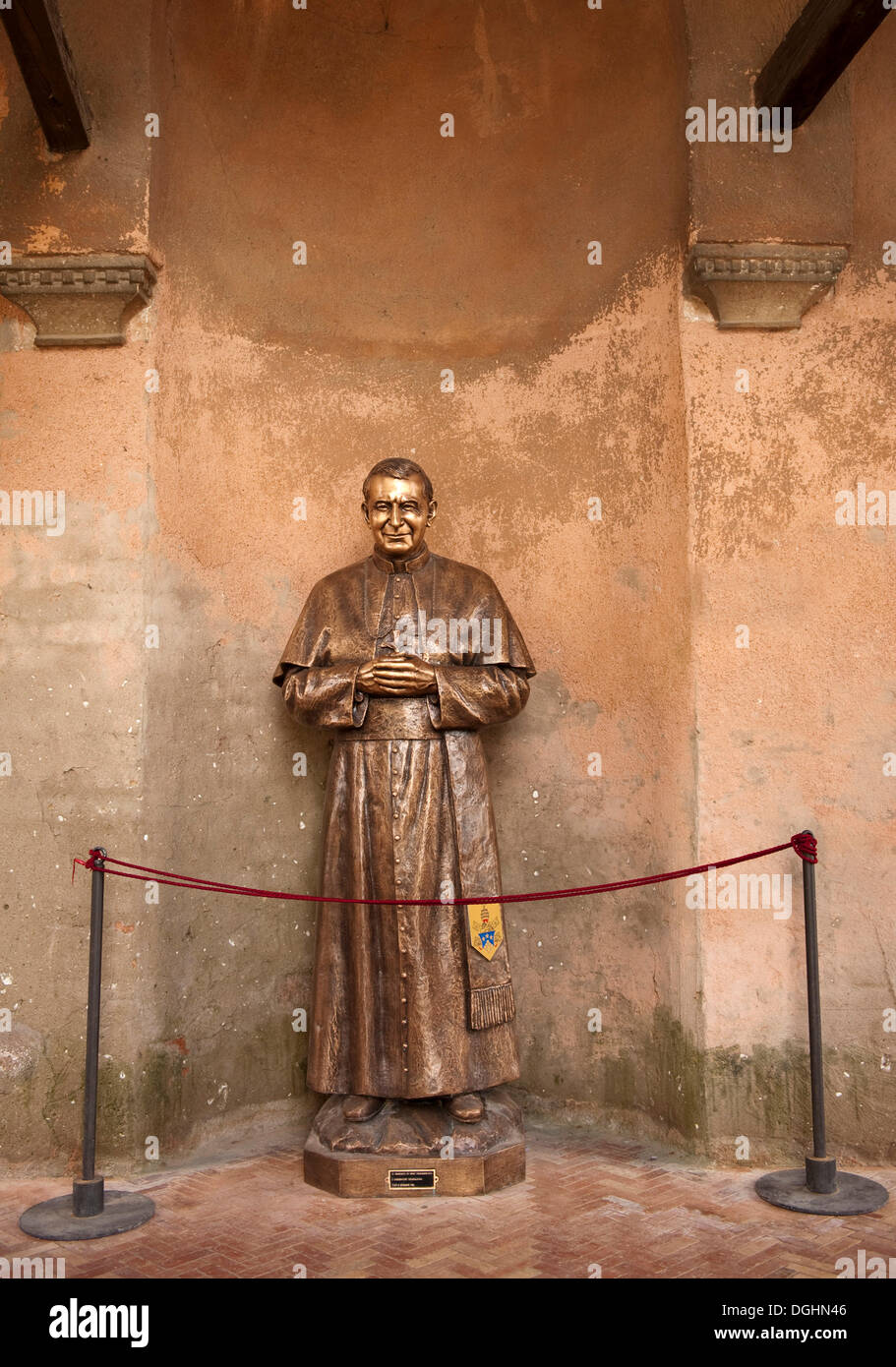 La statua di Papa Giovanni Paolo I, precedentemente Albino Luciani, di fronte alla Cattedrale di Santa Maria Assunta sulla isola di Torcello nel Foto Stock